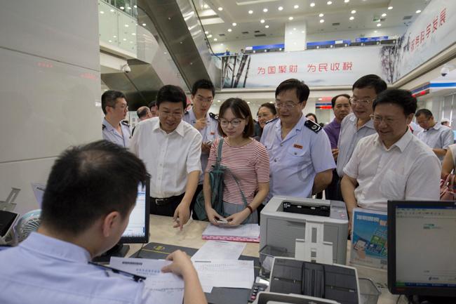 午后急跌三大股指大幅低收，北向资金尾盘抢筹