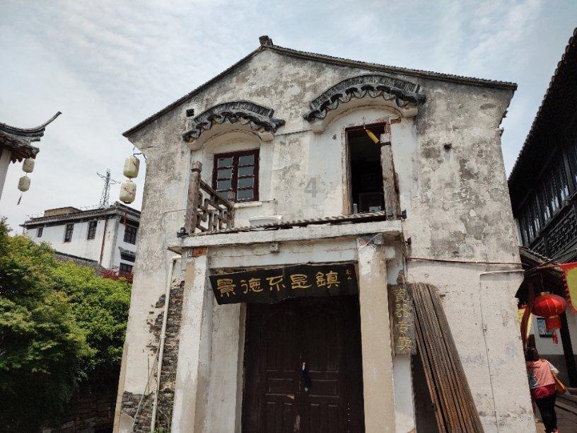 1月25日，陕西西安，未央区一路面突然发生塌陷，一辆新能源车陷入大坑之中